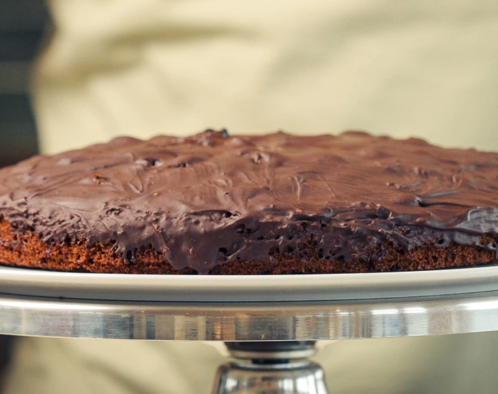 Έτοιμο σπιτικό cannabis space cake με λιωμένη μαύρη σοκολάτα από πάνω, σερβιρισμένο ως κλασικό edible επιδόρπιο